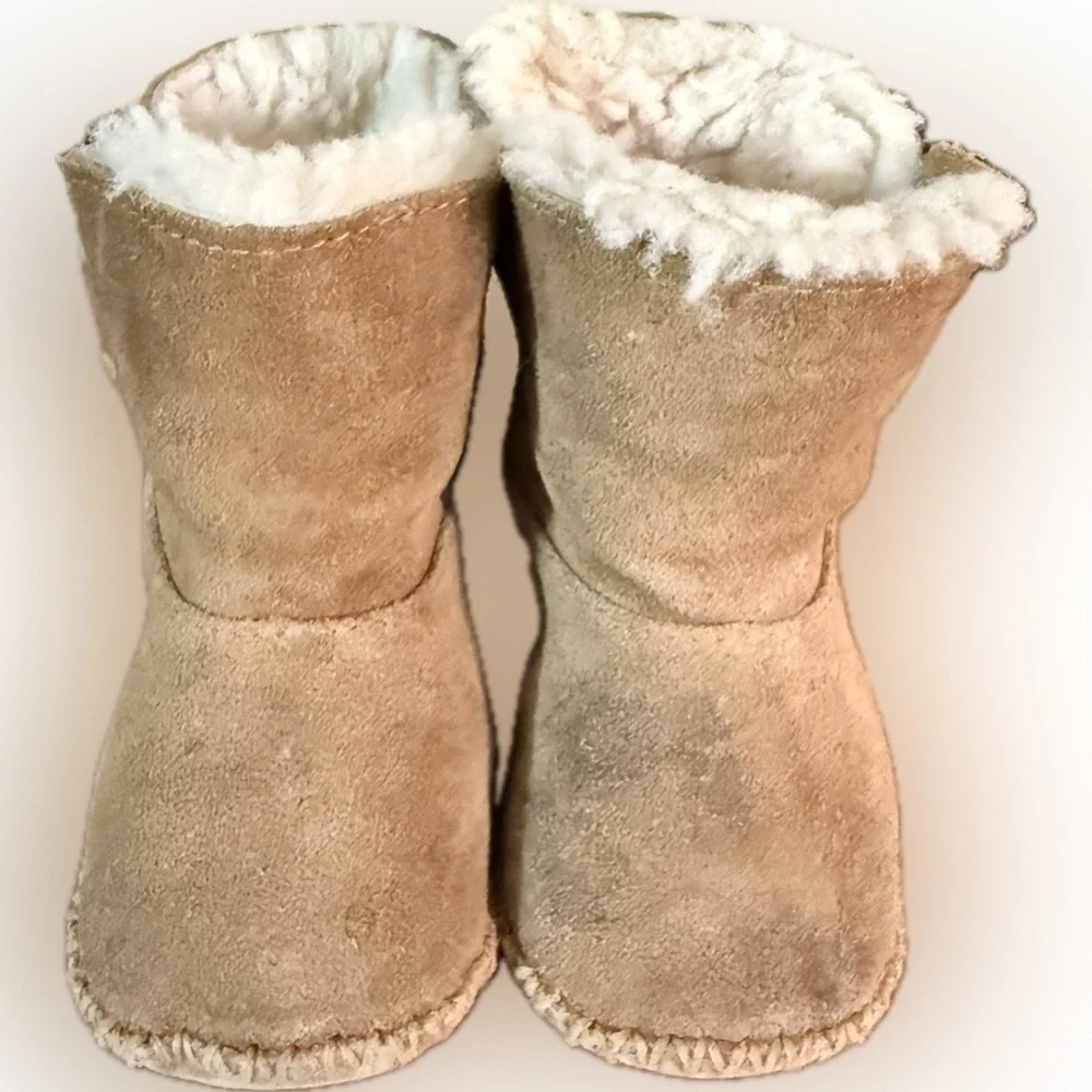 UGG Mini Bailey Boots in Chestnut Suede